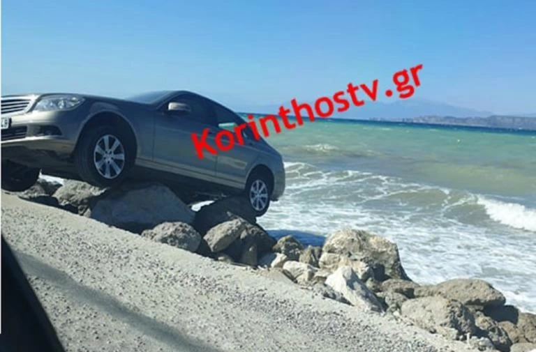 Κόρινθος: «Υπόδειγμα» παρκαρίσματος ένα βήμα πριν τη…θάλασσα!-Εικόνες